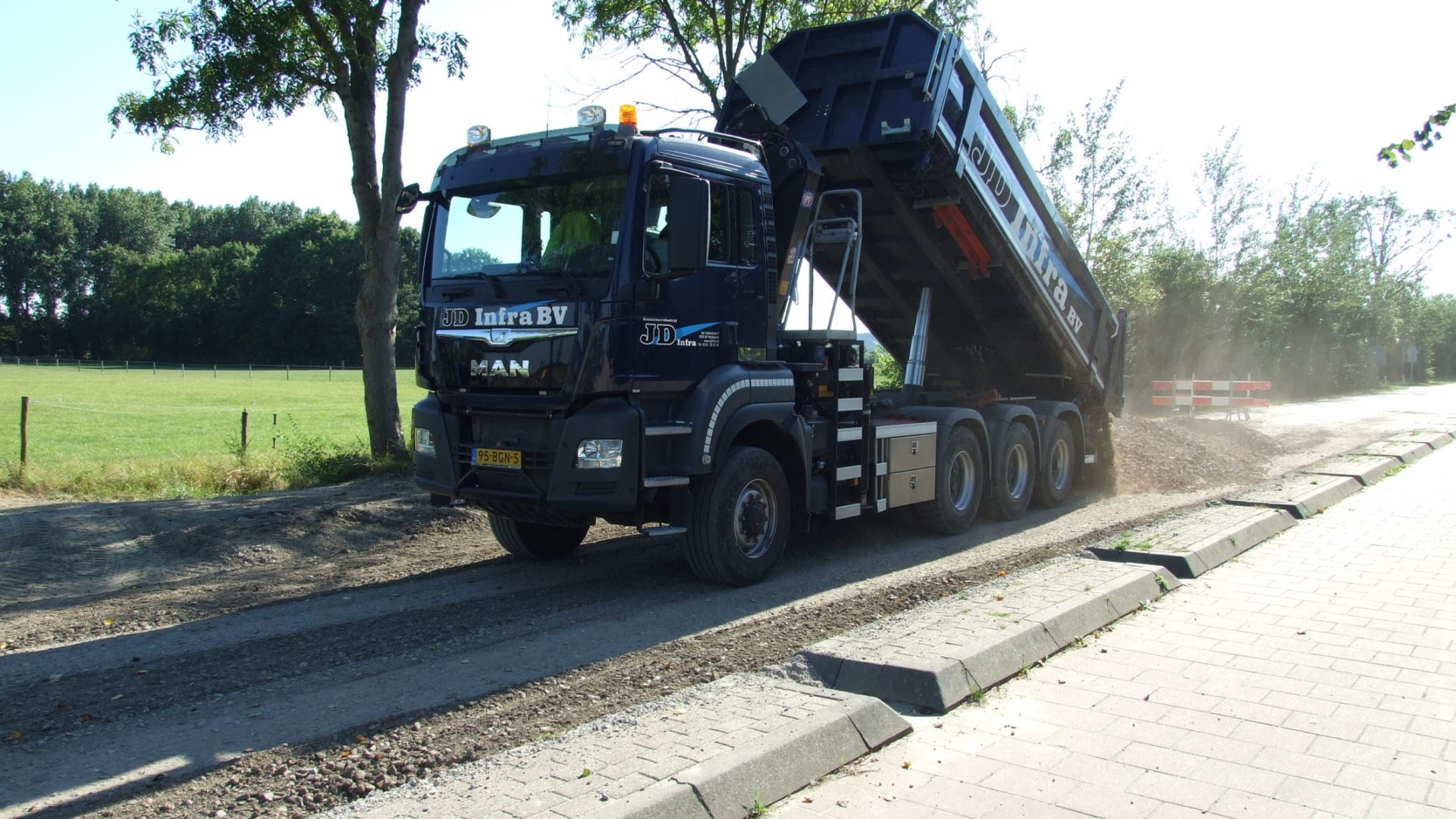Vrachtwagen van JD Infra